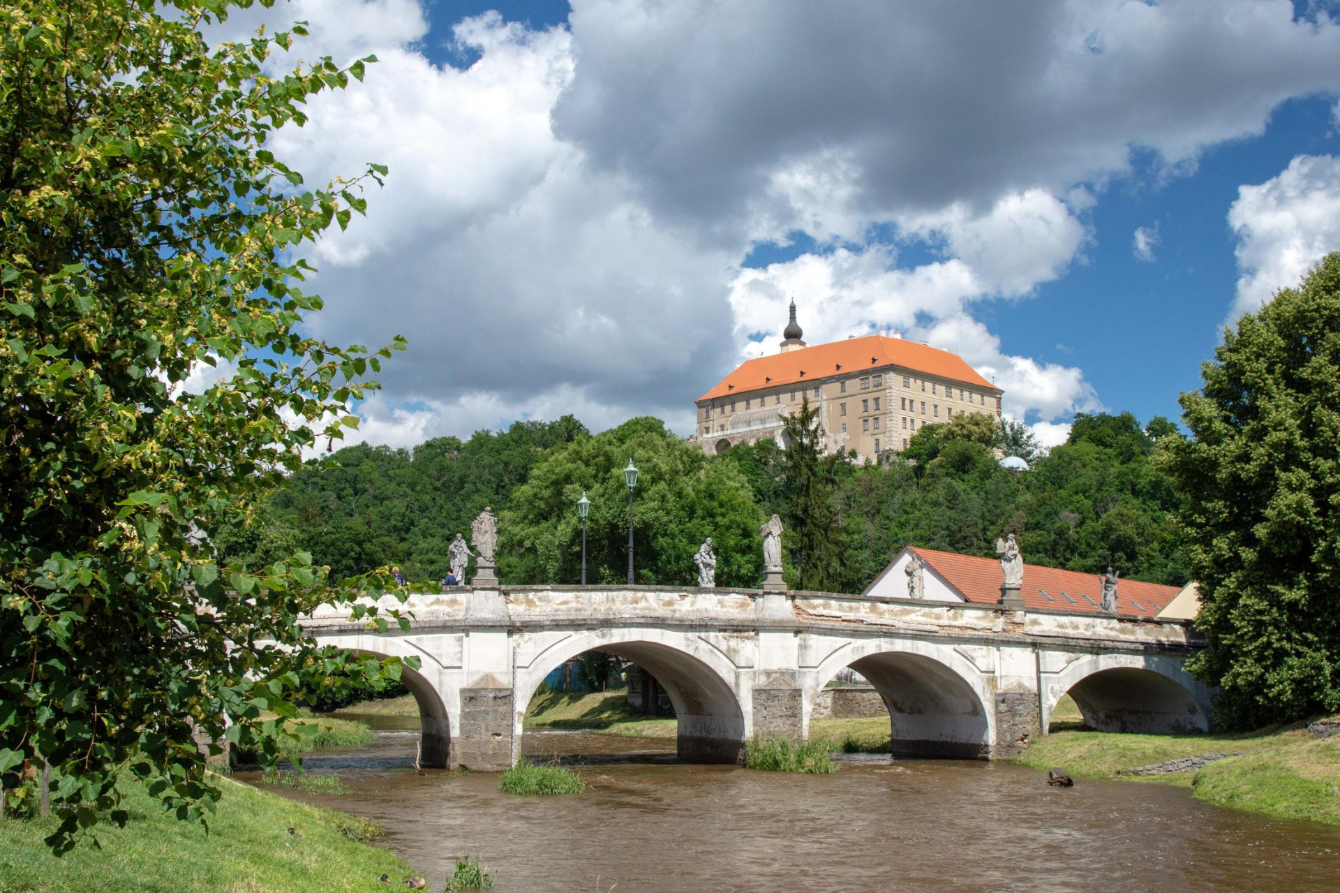 Zámok Náměšť n/Oslavou - pohľad od mesta