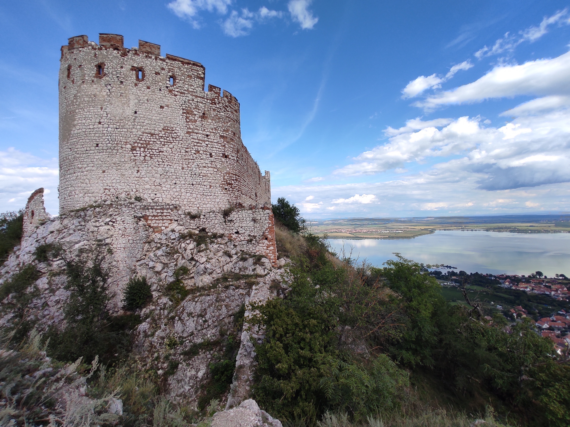 Sirotčí hrádek, v pozadi v.n.Nové Mlýny