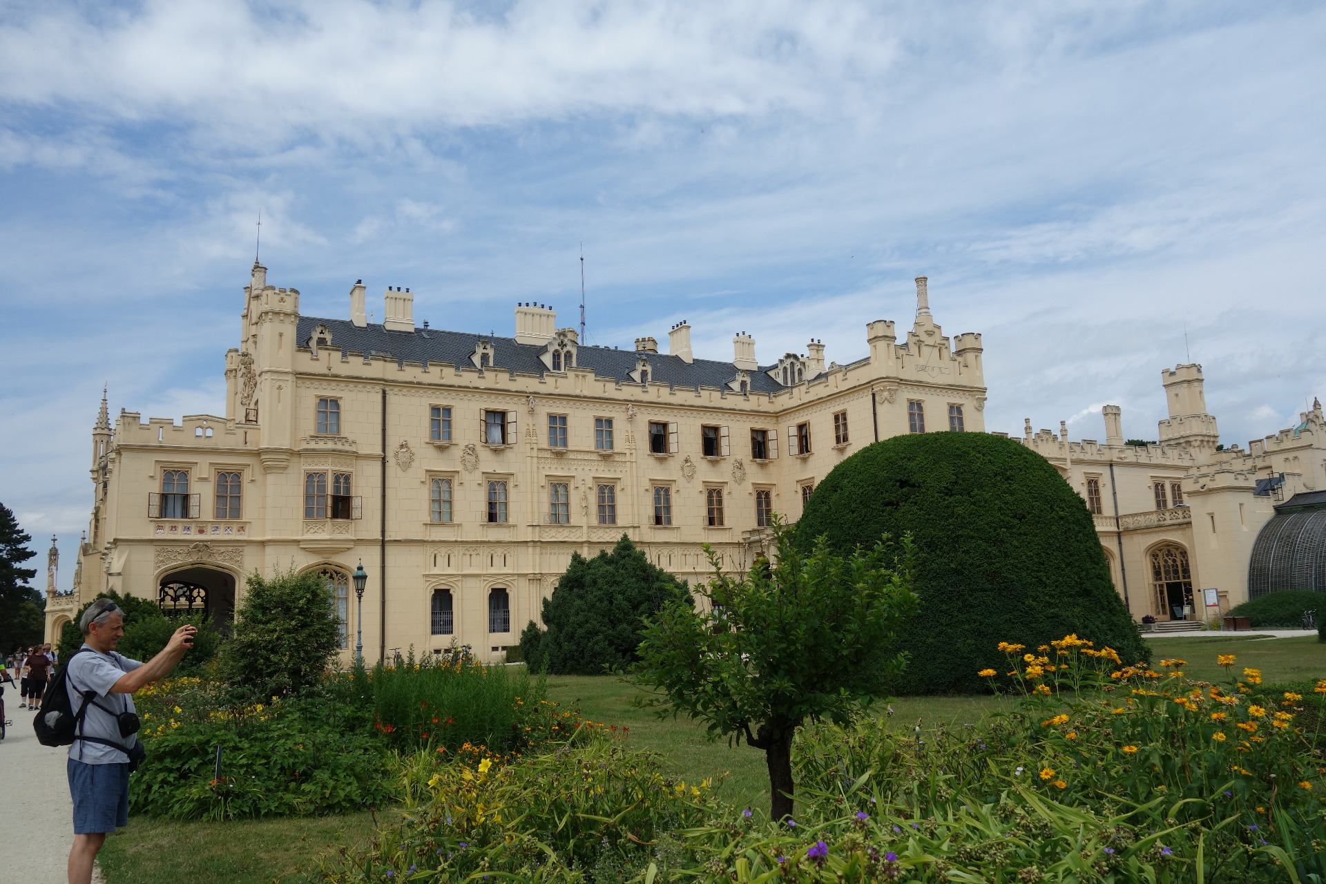 Hrad  Habánov Falkenstein (AT), Lednice zámoka a záhrady (ČR) - 18.7.26                      
